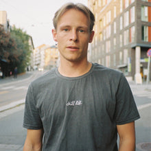 Last inn bildet i Galleri-visningsprogrammet, chill litt-skjorte