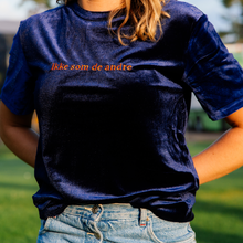 Last inn bildet i Galleri-visningsprogrammet, velur t-skjorte (blå)
